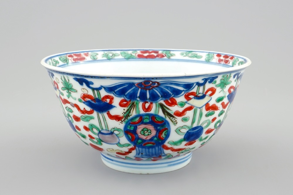 A Chinese wucai bowl with buddhist emblems, Shunzhi, 1643-1661
